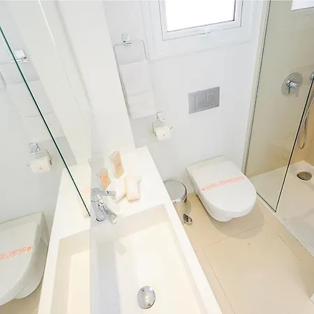 Villa In Sleeps 10 Includes Swimming Pool And Air Con *
