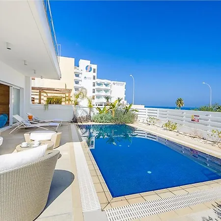 Villa In Sleeps 10 Includes Swimming Pool And Air Con *