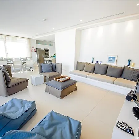 Villa In Sleeps 10 Includes Swimming Pool And Air Con