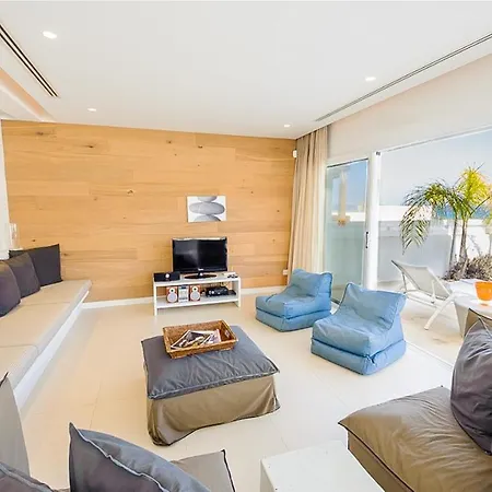 Villa In Sleeps 10 Includes Swimming Pool And Air Con *