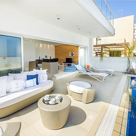Villa In Sleeps 10 Includes Swimming Pool And Air Con *
